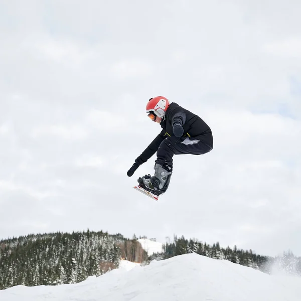 Guy Snowboardos Ugrál Levegőben Ember Ugrik Snowboard Miközben Csúszik Havas — Stock Fotó