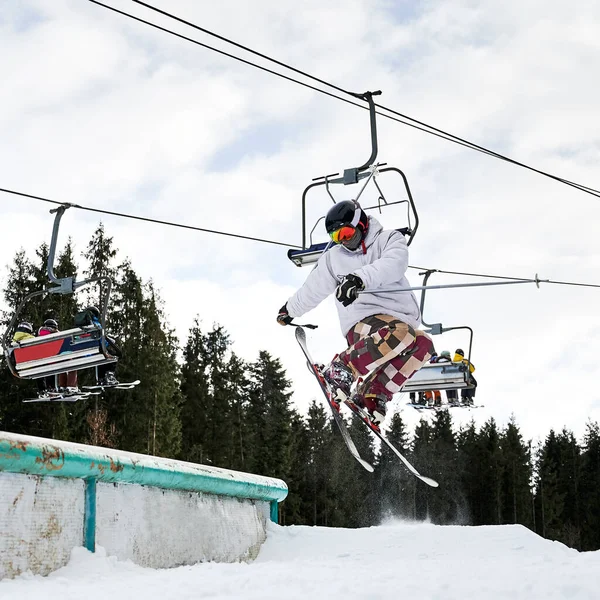 Hoppande Skidåkare Hoppar Högt Skidorten Stolslift Bakgrunden Vintersport Begreppet Extrem — Stockfoto