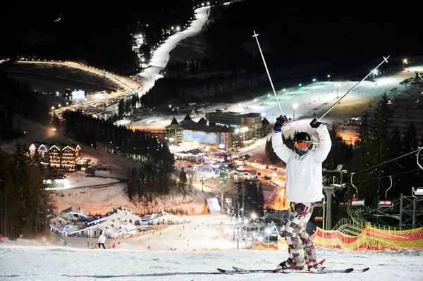 Volledige Lengte Van Mannelijke Skiër Winterski Jas Helm Hijsen Skistokken — Stockfoto