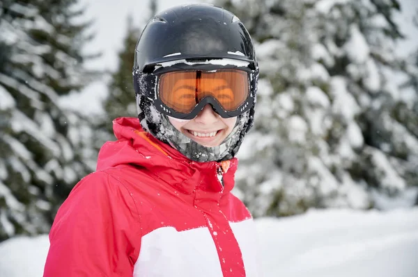 Portret Van Een Lachend Meisje Met Rode Jas Helm Bril — Stockfoto