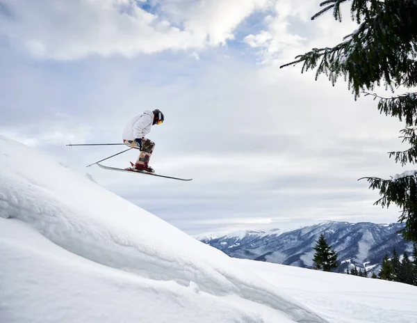 Vista Lateral Instantánea Del Esquiador Realizando Salto Extremo Desde Una —  Fotos de Stock