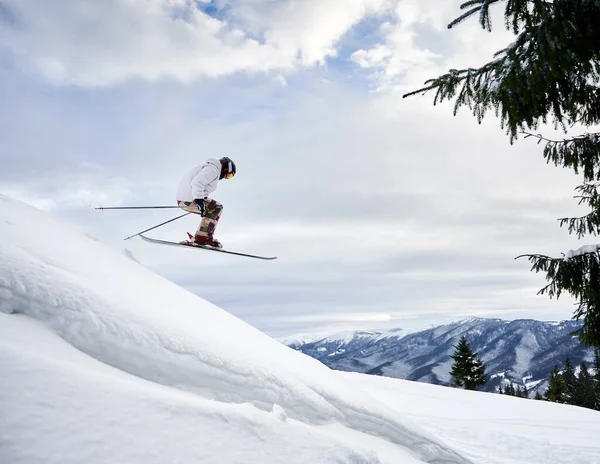 Side View Snapshot Skier Conducting Extreme Jump Snowy Slope Flying — Stock Photo, Image