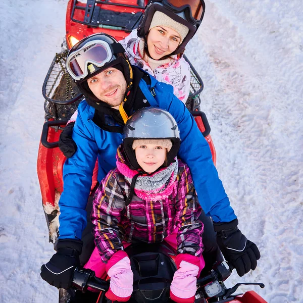 3つの幸せな家族の肖像画 カラフルなスキースーツ ヘルメットを着て 一緒に赤いクワッドバイクで雪の山の中で冬の休暇を過ごす トップビュー アクティブなレジャーとクワッドバイクの概念 — ストック写真