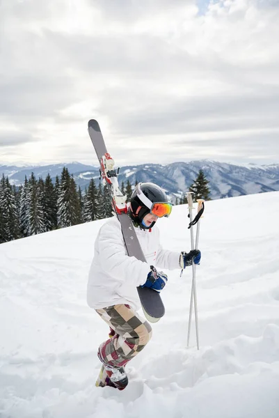 Longitud Total Esquiador Alpino Chaqueta Invierno Blanca Que Sostiene Esquís — Foto de Stock