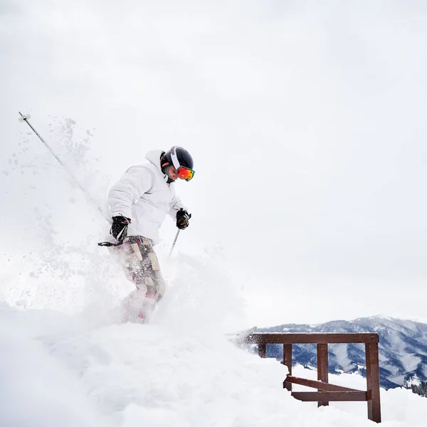 Wintersportkonzept Skifahrer Wintersportkleidung Und Skiausrüstung Beim Springen Der Wintersaison Unterhaltung — Stockfoto