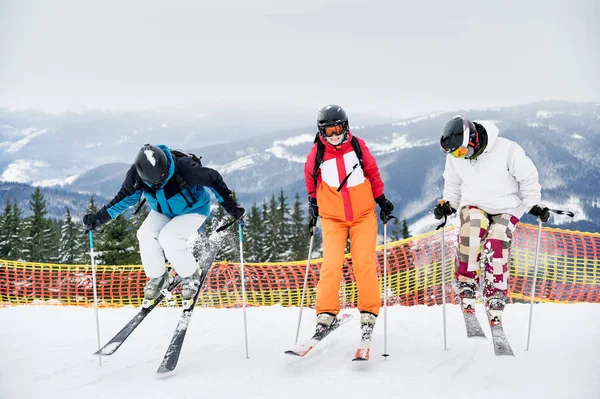 Volledige Lengte Van Skiërs Team Ski Jassen Helmen Skiën Winter — Stockfoto