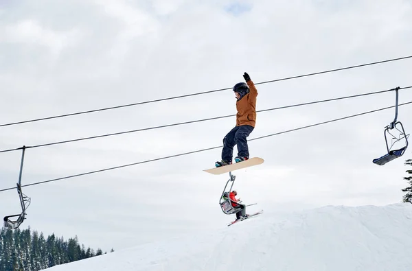 Fiú Vető Trükköket Csinál Hegyi Síközpontban Magasan Repül Snowboarddal Libegő — Stock Fotó