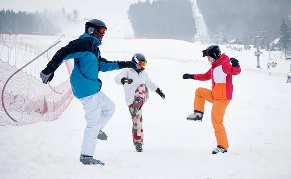 冬には山の中のスキー場からスキーをする前に 鮮やかなスキースーツを着ている友人のグループ 雪の上で一緒に楽しい時間を過ごしてください アクティブなライフスタイル 冬のスポーツ活動の概念 — ストック写真