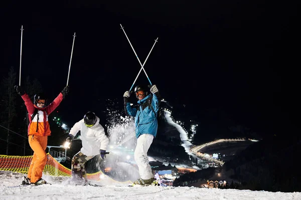 Vrienden Skiërs Winterjassen Helmen Hebben Plezier Het Skigebied Bergen Winter — Stockfoto