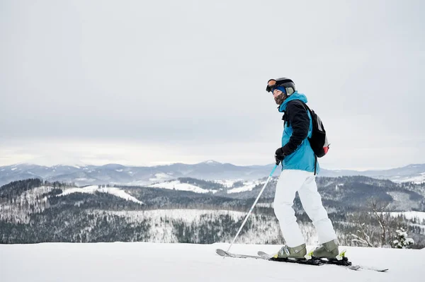 Esquiador Hombre Longitud Completa Mirando Hermosas Montañas Nevadas Joven Con — Foto de Stock