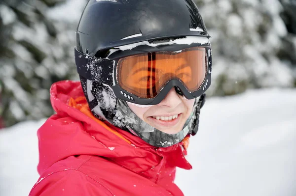 赤いジャケット ヘルメットやゴーグル雪の山の中で休息を持って笑顔の女性のクローズアップ肖像画 冬のスポーツの概念 — ストック写真