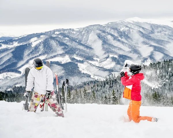 Γυναίκες Και Άνδρες Σκιέρ Κοστούμια Σκι Και Κράνη Παίζουν Χιόνι — Φωτογραφία Αρχείου