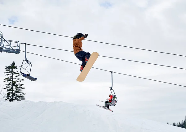 Guy Snowboarder Macht Tricks Den Bergen Der Wintersaison Fliegen Hoch — Stockfoto