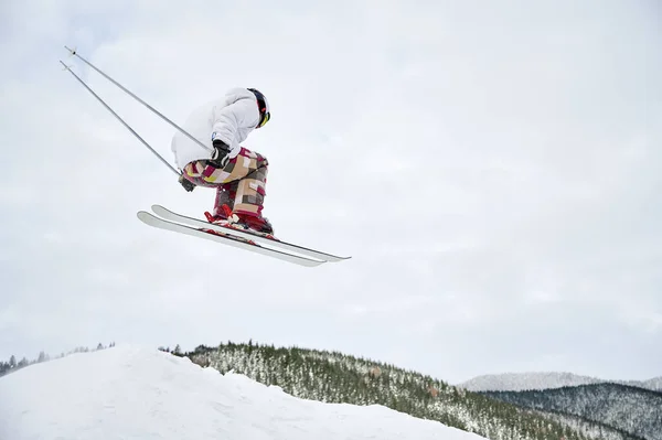 Migawka Pozioma Spektakularnej Freeriding Fly Stromych Stokach Przez Narciarza Chłodny — Zdjęcie stockowe