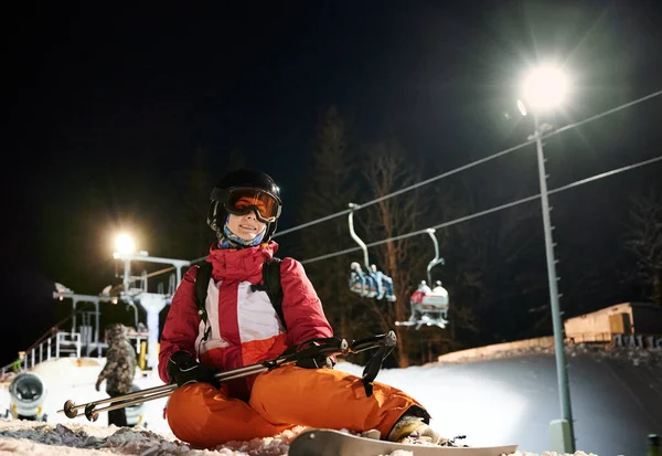 활기찬 양복을 선수는 눈덮인 슬로프에 프리에 리조트에서 스키의 스포츠 — 스톡 사진