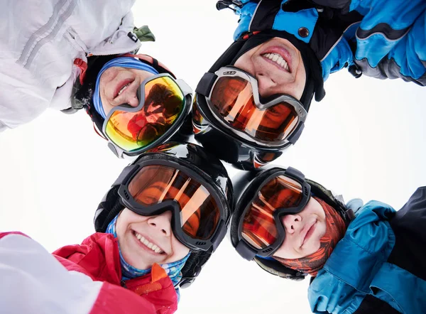 頭に触れるスキーグラスで幸せな友人のスキーヤーの閉鎖と肯定的な感情を表現しています スキーヘルメットとゴーグルを身に着けている喜びの人々のグループ 友情とスキーの概念 — ストック写真