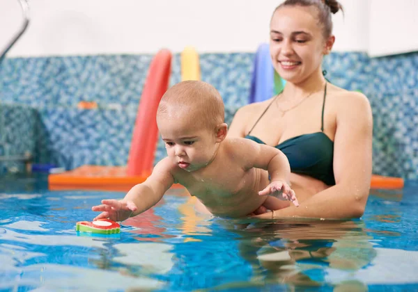 Obrázek Půvabné Matky Kojence Bazénu Během Plavání Dítě Snaží Sáhnout — Stock fotografie