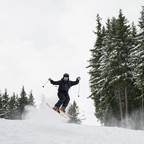 Männlicher Skifahrer Skianzug Und Helm Auf Frischem Pulverschnee Mit Nadelbäumen — Stockfoto