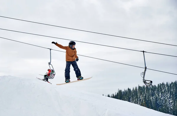 Snowboardos Csinál Trükkök Hegyekben Téli Szezonban Magasan Repül Snowboard Ellen — Stock Fotó