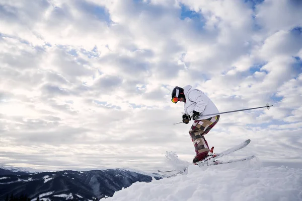 Zijaanzicht Van Mannelijke Skiër Winterjas Glijden Naar Beneden Besneeuwde Pistes — Stockfoto