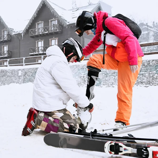 Couple Tourists Getting Ready Skiing Mountains Winter Man Helps His — Stock Photo, Image