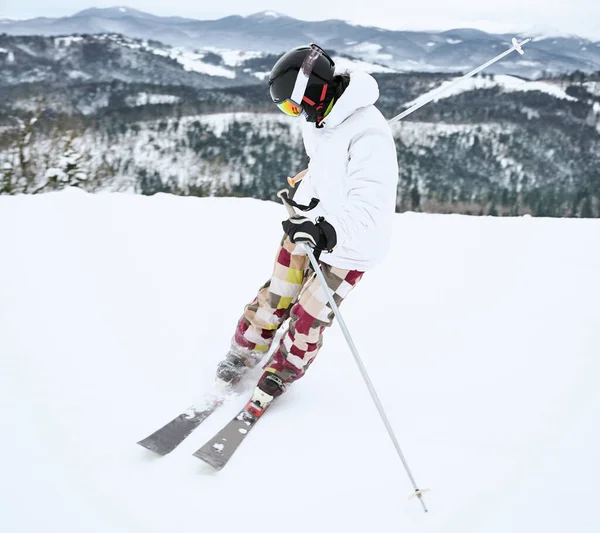 Imagen Esquiador Equipo Esquí Capturado Movimiento Haciendo Truco Montañas Nevadas —  Fotos de Stock