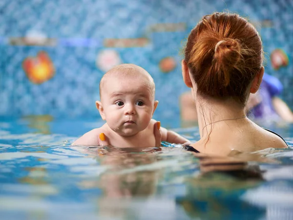 Snímek Roztomilého Miminka Ležícího Vznášející Barevné Konstrukci Bazénu Matka Opřená — Stock fotografie