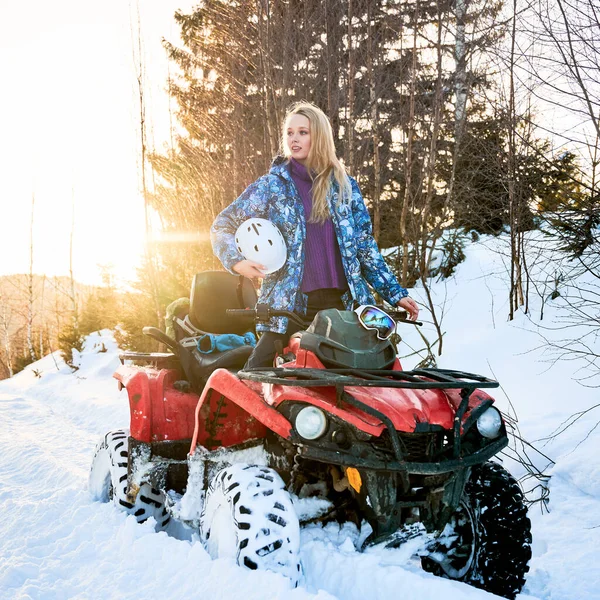 Porträtt Vacker Blond Flicka Bär Blå Vinterjacka Håller Sin Hjälm — Stockfoto