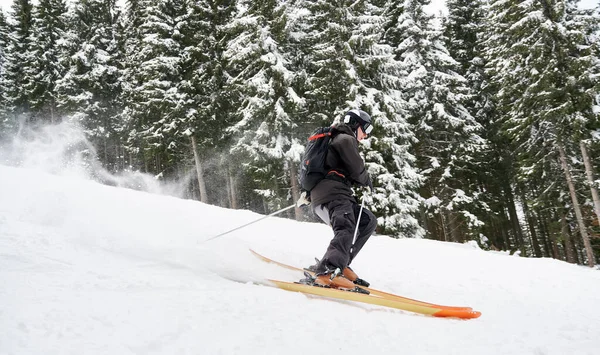 Schnappschuss Aus Der Seitenansicht Eines Skifahrers Der Die Piste Entlang — Stockfoto