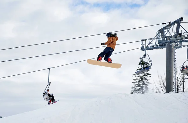 Snowboardos Trükköket Csinál Hegyekben Fiú Repül Magasra Snowboard Ellen Skilift — Stock Fotó