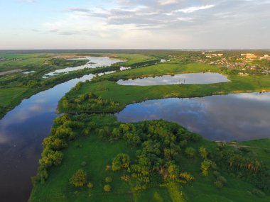 Nehir ve koylar. Bir kuş bakışı günbatımında bir fotoğraf. Yaz manzara doğa.