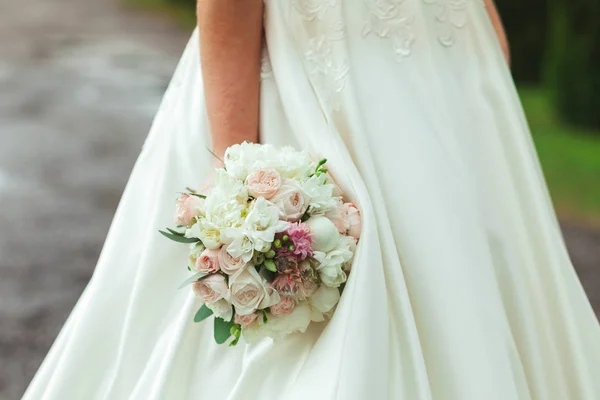 Beautiful Bride White Wedding Dress Holding Bouquet — Stock Photo, Image