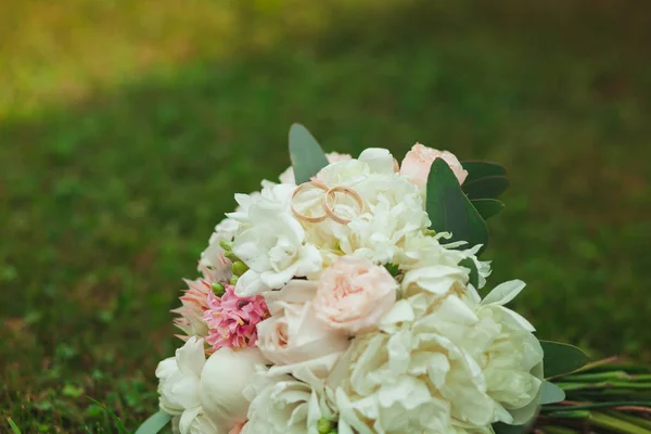 Beautiful Golden Wedding Rings Wedding Bouquet Bride Green Grass Summer — Stock Photo, Image