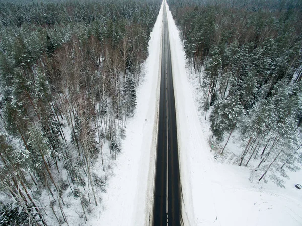Pădurea Iarnă Drumul Asfalt Vedere Sus Fotografia Fost Făcută Dronă — Fotografie, imagine de stoc
