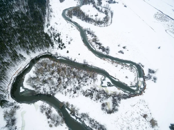 Téli táj, a folyó és egy erdő között, a madártávlat hó. Drone megtekintése fotó a drone felhős. Légi felülnézeti szép havas táj — Stock Fotó