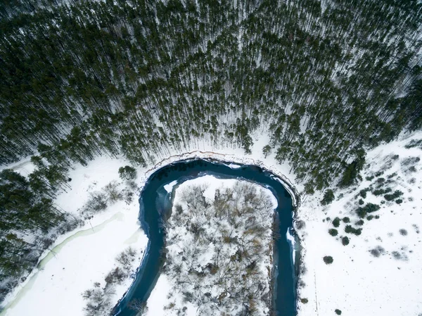 Paisaje invernal en el río con un bosque entre la nieve con vista de pájaro. Foto vista del dron desde el dron en un día nublado. Vista superior aérea hermoso paisaje nevado — Foto de Stock
