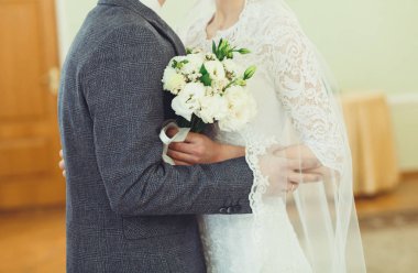 Düğünde tutan bir gelin buketi gelin damat kucaklayan