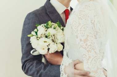 Düğünde tutan bir gelin buketi gelin damat kucaklayan