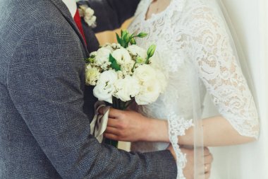 Düğünde tutan bir gelin buketi gelin damat kucaklayan