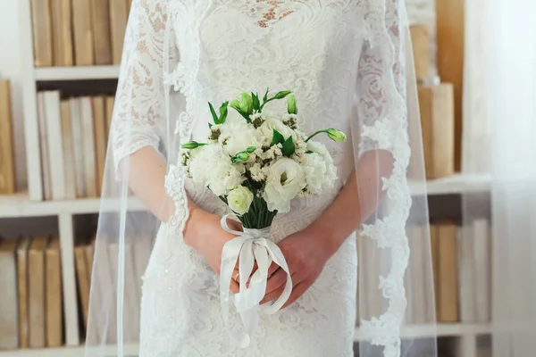 Beautiful bride in white wedding dress holding bouquet — Stock Photo, Image