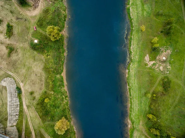 Natureza da paisagem Vista de cima na grama verde e no rio azul. Fotografia de verão com visão de pássaro . — Fotografia de Stock