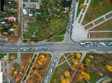 Bir araba ve trafik ışıklarıyla şehir kavşağına giden hava manzarası. Şehir taşımacılığı konsepti hava görüntüsü. Üst görünüm