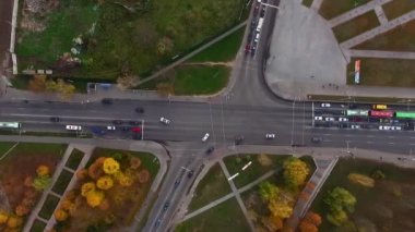 Yoğun bir kavşağın o gün harekete geçme zamanı. Yukarıdan bak. Trafik ışıklarında ve yoldan geçen yayalardaki trafik kameraları hareket halindedir.