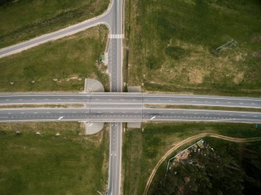 Asfalt karayolu ve köprü yolu. Üst Manzara. Yaz manzarası. Drone fotoğrafı.