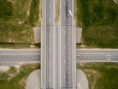 Asfalt karayolu ve köprü yolu. Üst Manzara. Yaz manzarası. Drone fotoğrafı.