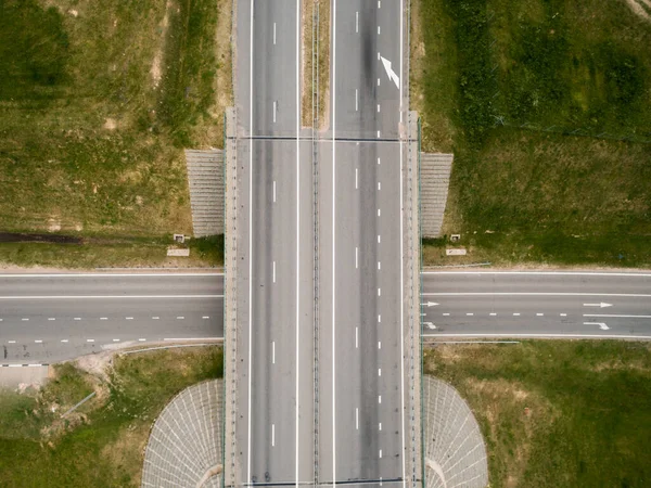 Aszfalt Autópálya Hídút Első Látásra Nyári Táj Drónfénykép — Stock Fotó