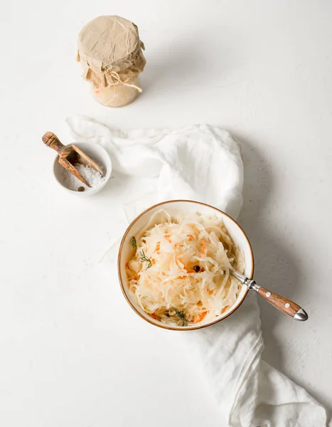 Kubis fermentasi dalam mangkuk dengan latar belakang putih . — Foto Stok Gratis