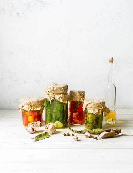 Conserve de legume în borcane de sticlă, ingrediente de gătit pe fundal alb. Imagine verticală cu spațiu de copiere — Fotografie, imagine de stoc