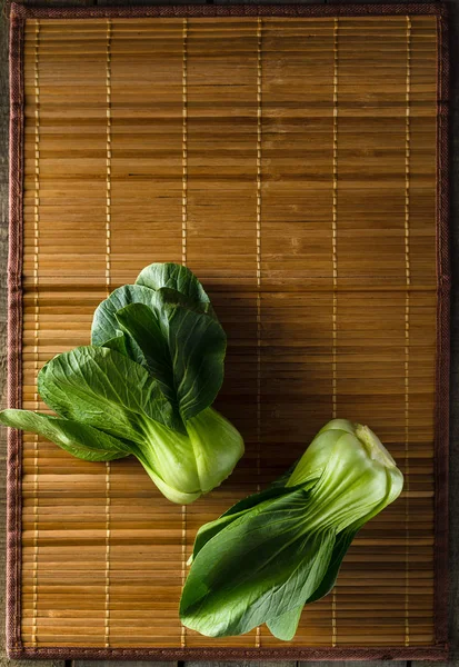 Baby bok choi sur fond de bambou — Photo