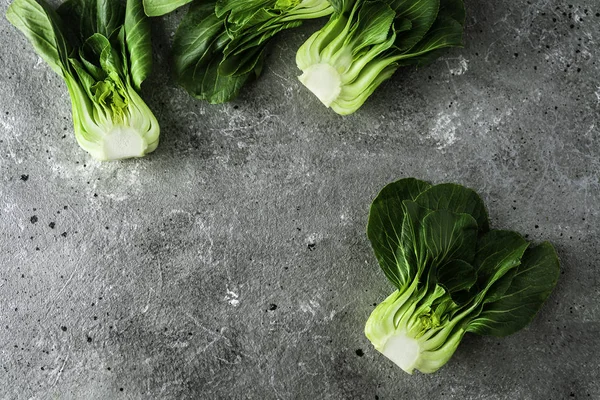 Baby bok choi-halvdeler på grå bakgrunn. Oversikt med kopiplass . – stockfoto